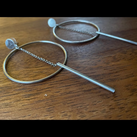 🔥 3 FOR $20 🔥 Silver hoop earrings with dangling chain and pendulum - Picture 2 of 5